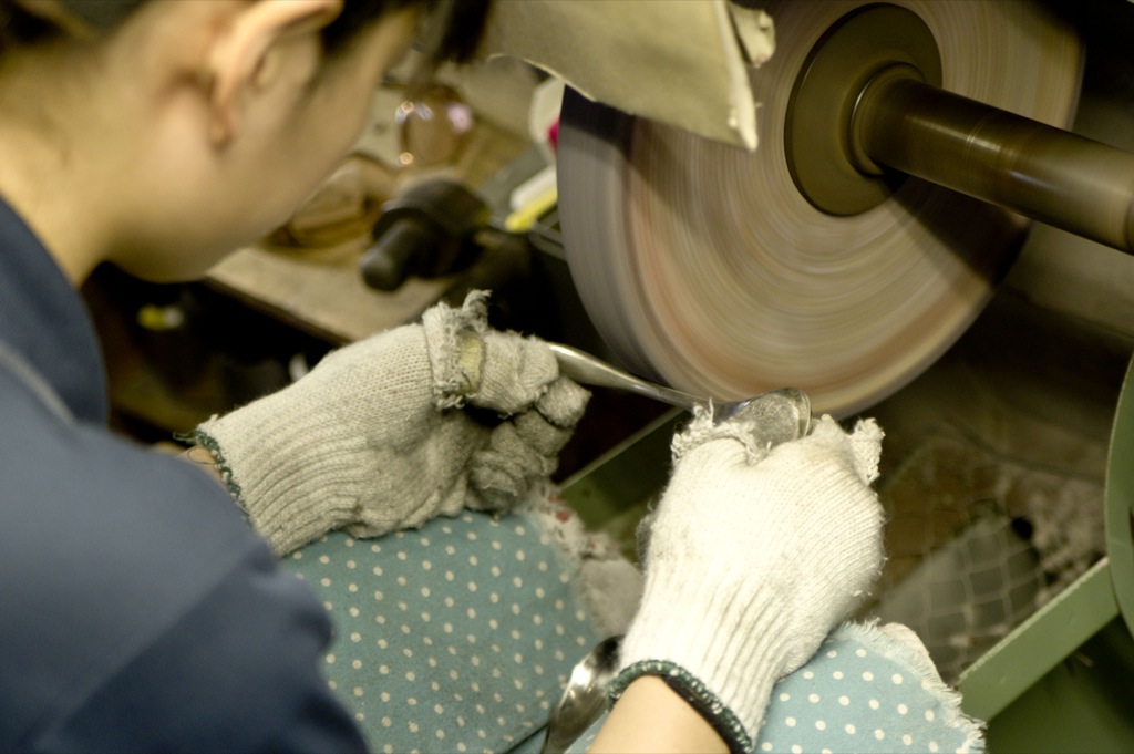 スプーンやフォークを磨く工程では、 女性の職人さんが沢山働いています。