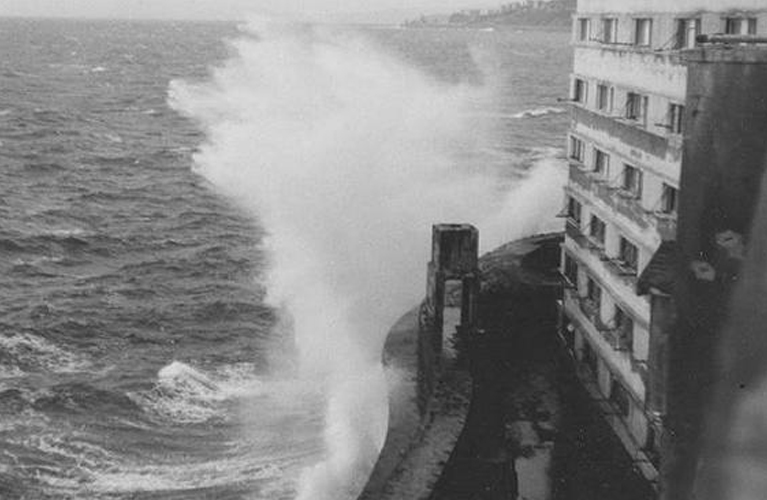 台風で打ち寄せる波