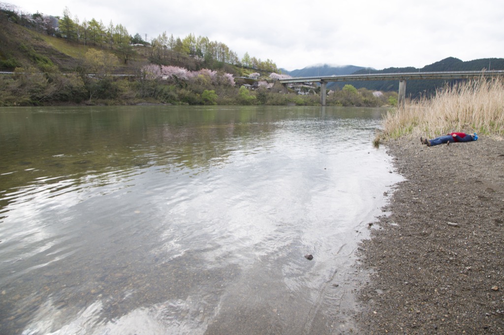 河原で寝そべりたくなる