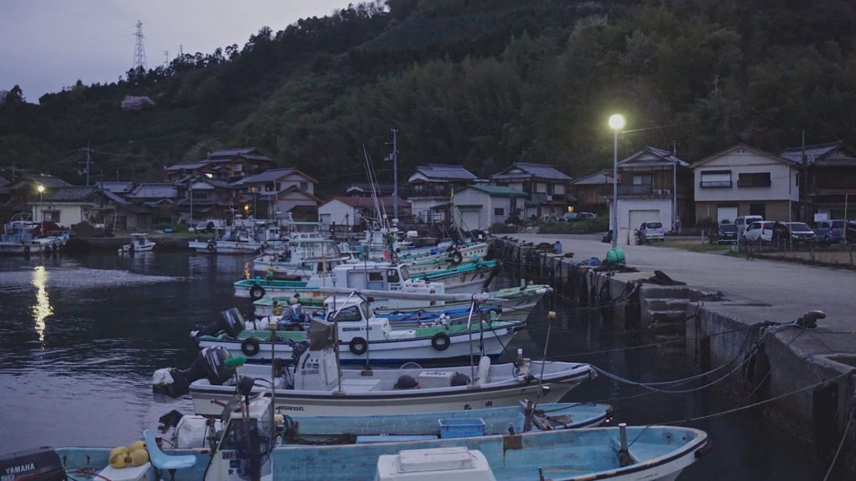 夜の漁港