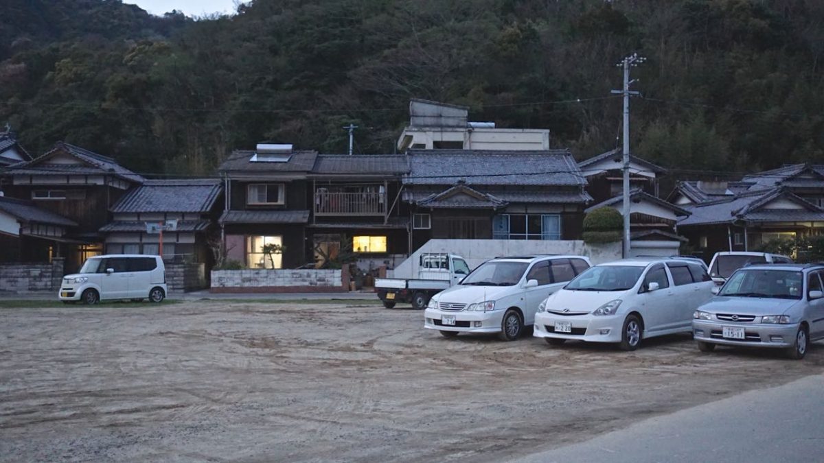 港の前の広場