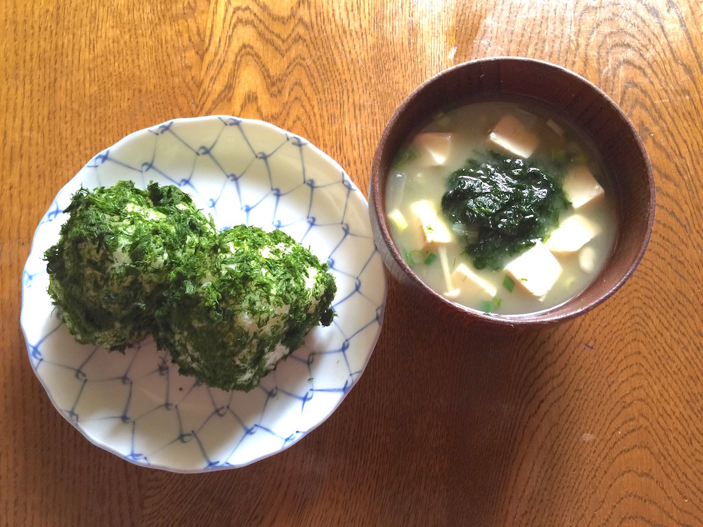 アオノリのおにぎりとお味噌汁