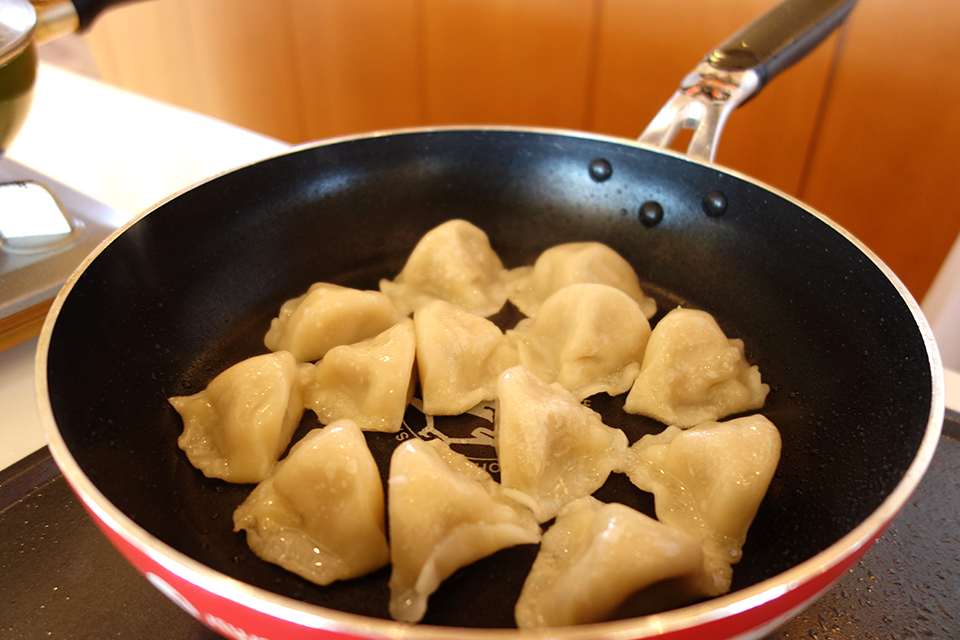 おや？ 水餃子を焼いているんですか？？