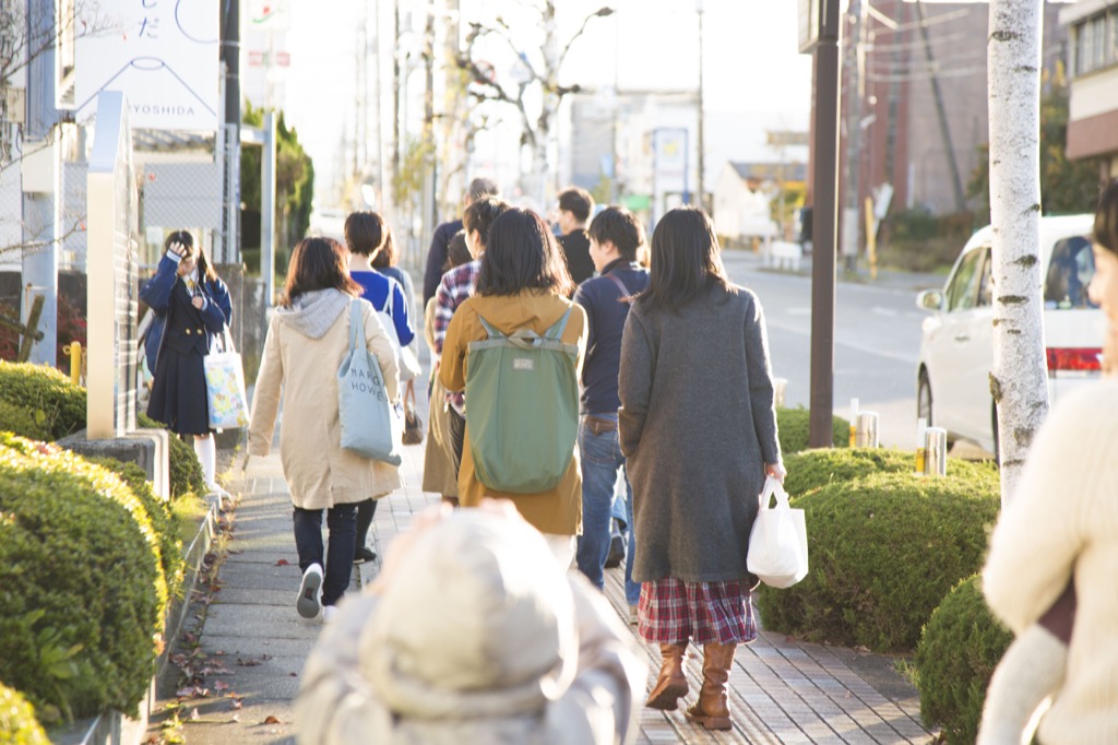 歩いて移動する先は