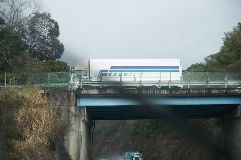 橋を渡る一般車両