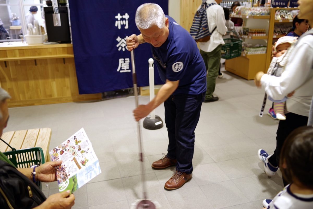 掃除をする林さん