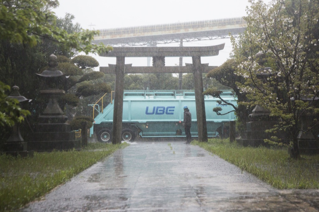 トレーラーと神社