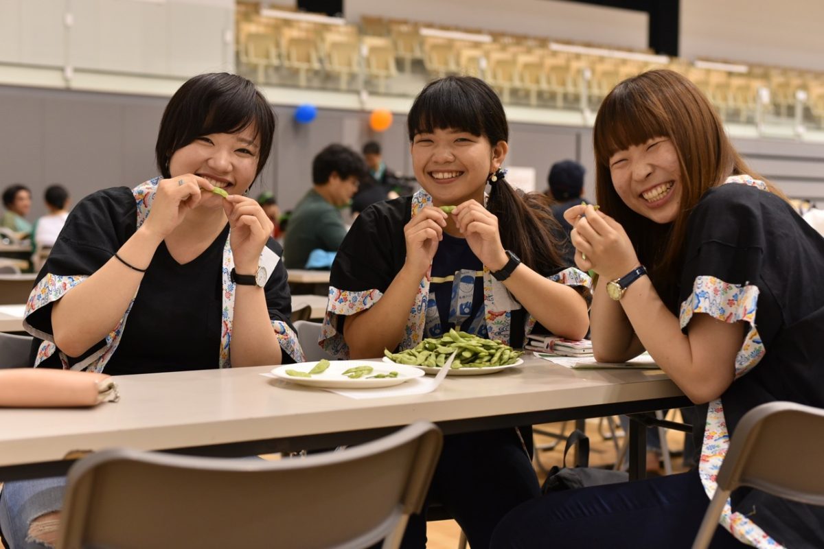 枝豆を食べるお客さん