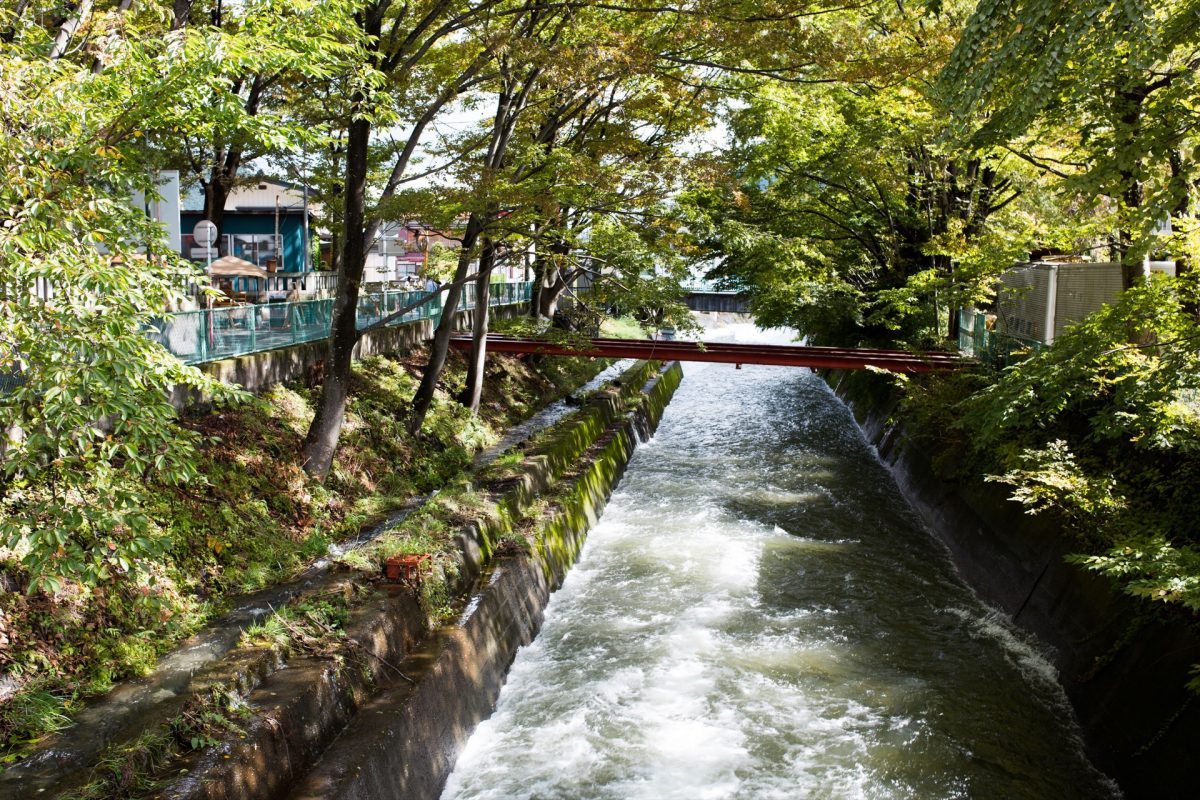 ハタフェス_神社の前のきれいな川