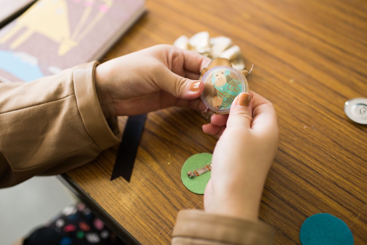 ハタフェス_ロゼットづくり_くるみボタンを作っているところ