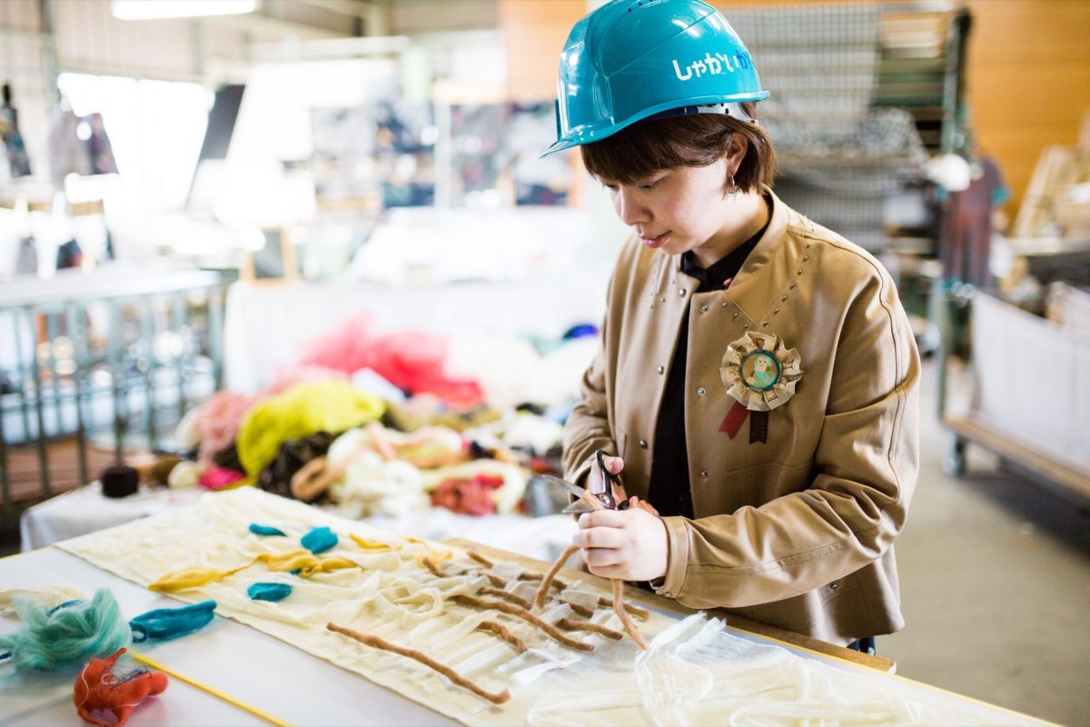 ハタフェス_ニードルパンチ体験でパーツを並べる