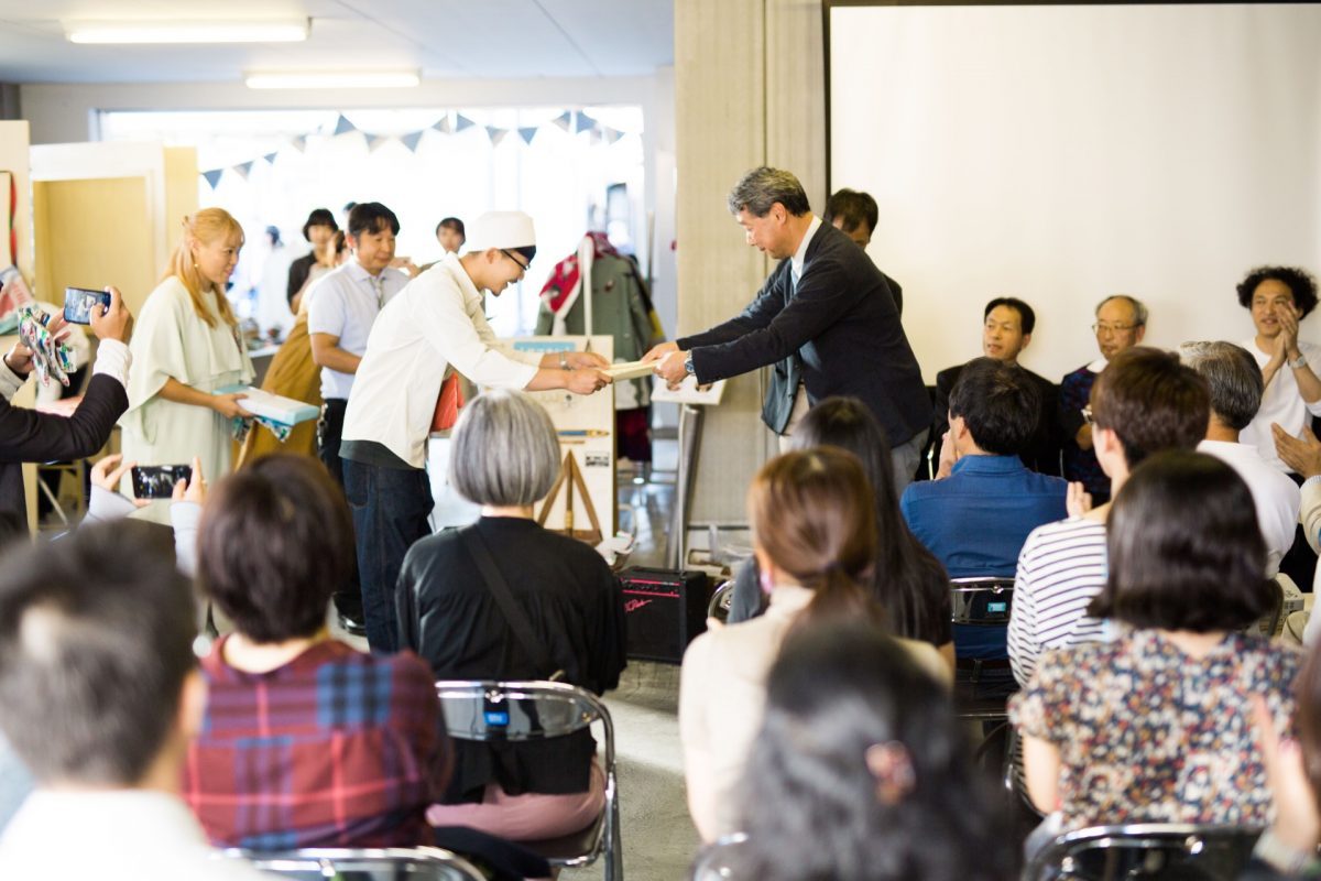 ハタフェス_ハタオリ大学賞の授賞式の様子