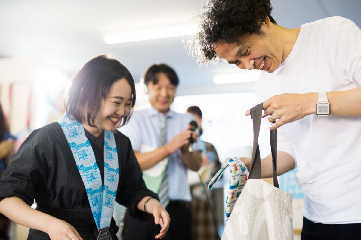 ハタオリ大学賞_山本遥さんと鈴木マサルさん