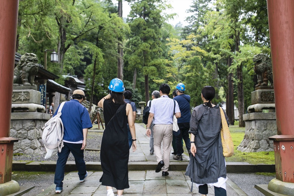 鳥居をくぐる