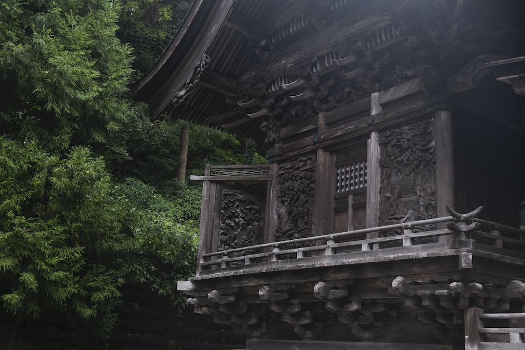 神社の壁面