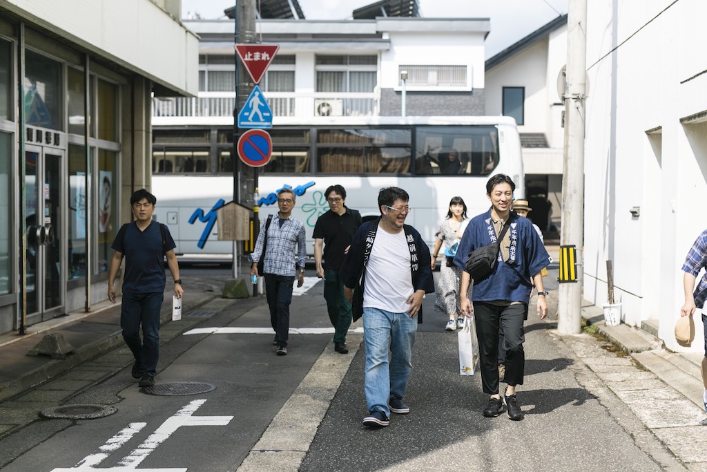 タンス町通りを歩く