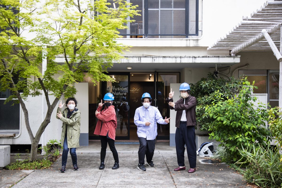 左からライターのつるた、しゃかいか！チームから石井さん、アートディレクターとして活躍する諸橋さん、「薬膳喫茶gekiyaku」を運営する近藤さん。みんな気合い十分！