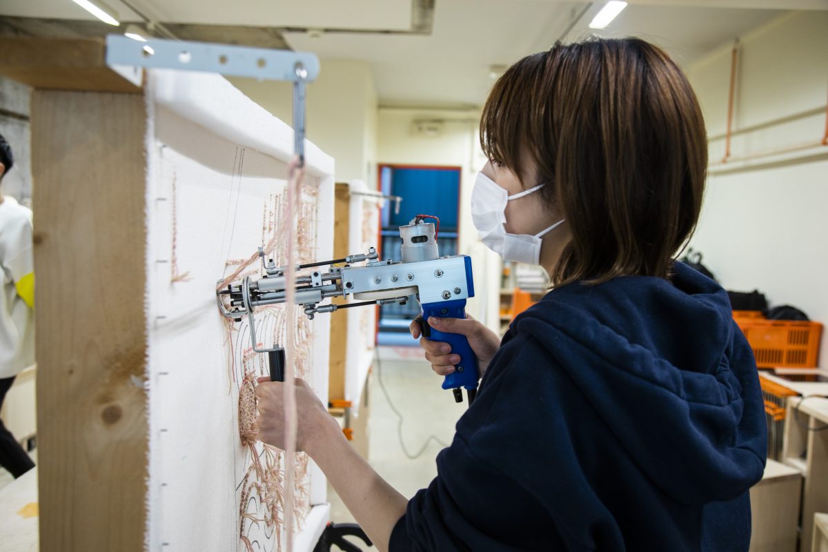 布に向かって銃を持つように（！？）タフティングガンを構えます。